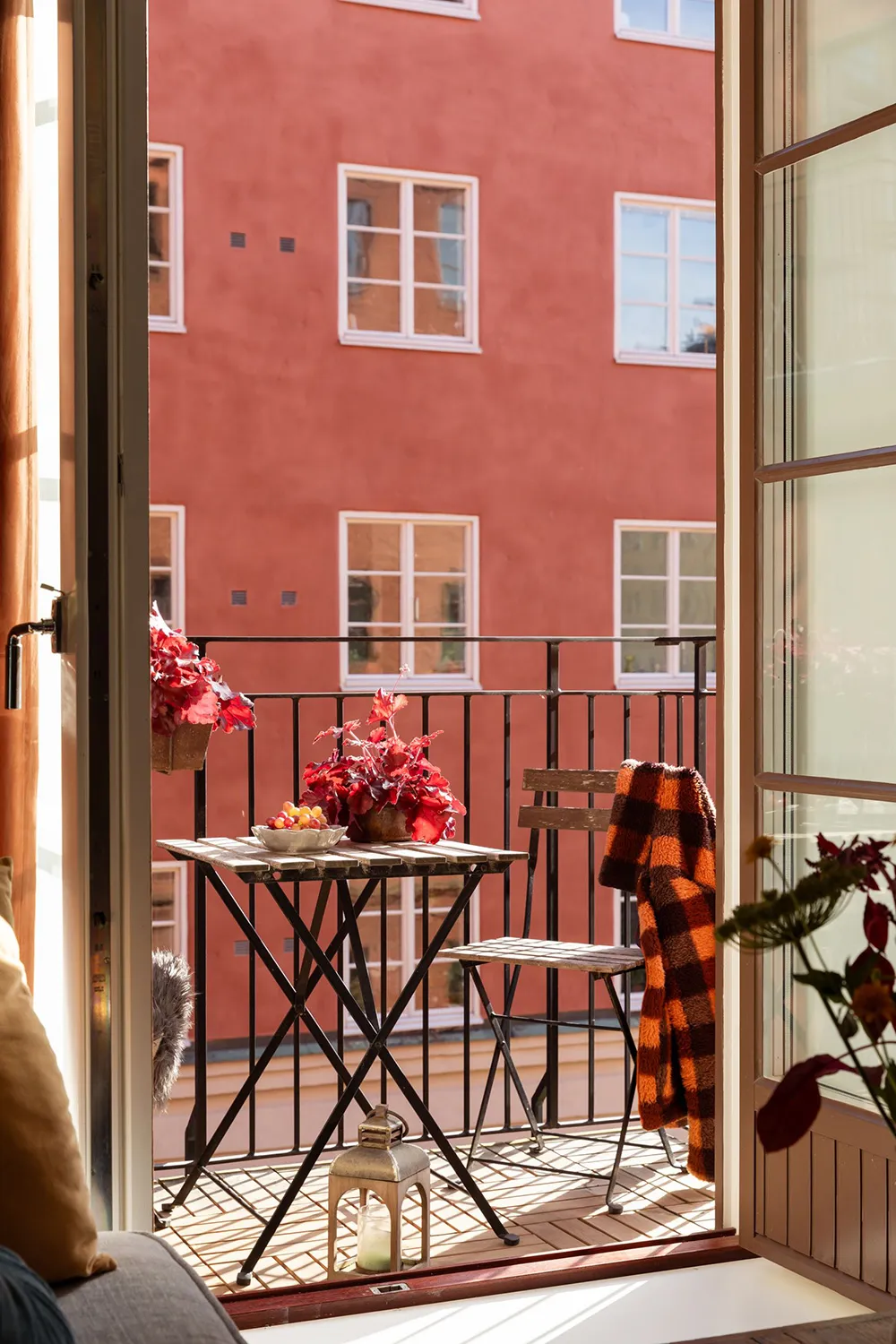 Śmiałe kolory i jesienne nastrój: mały mieszkanie w Sztokholmie (32 m²) - Gallery image 6