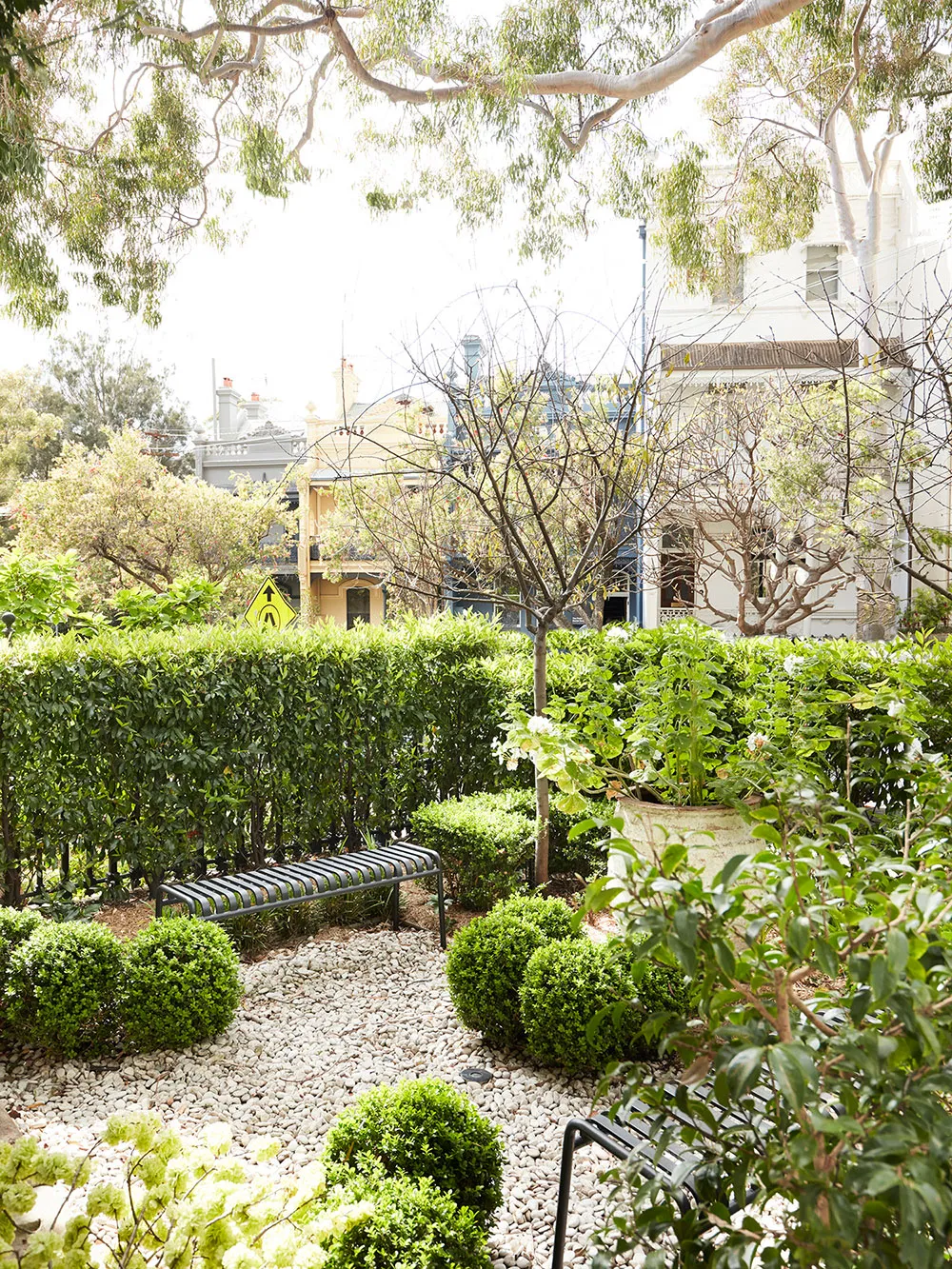 Estilosos interiores blanco y negro en casa histórica de Sídney - Gallery image 14
