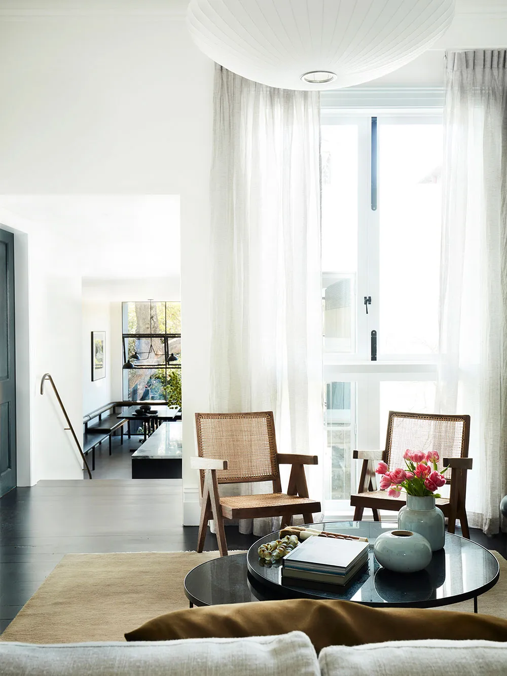 Estilosos interiores blanco y negro en casa histórica de Sídney - Gallery image 2