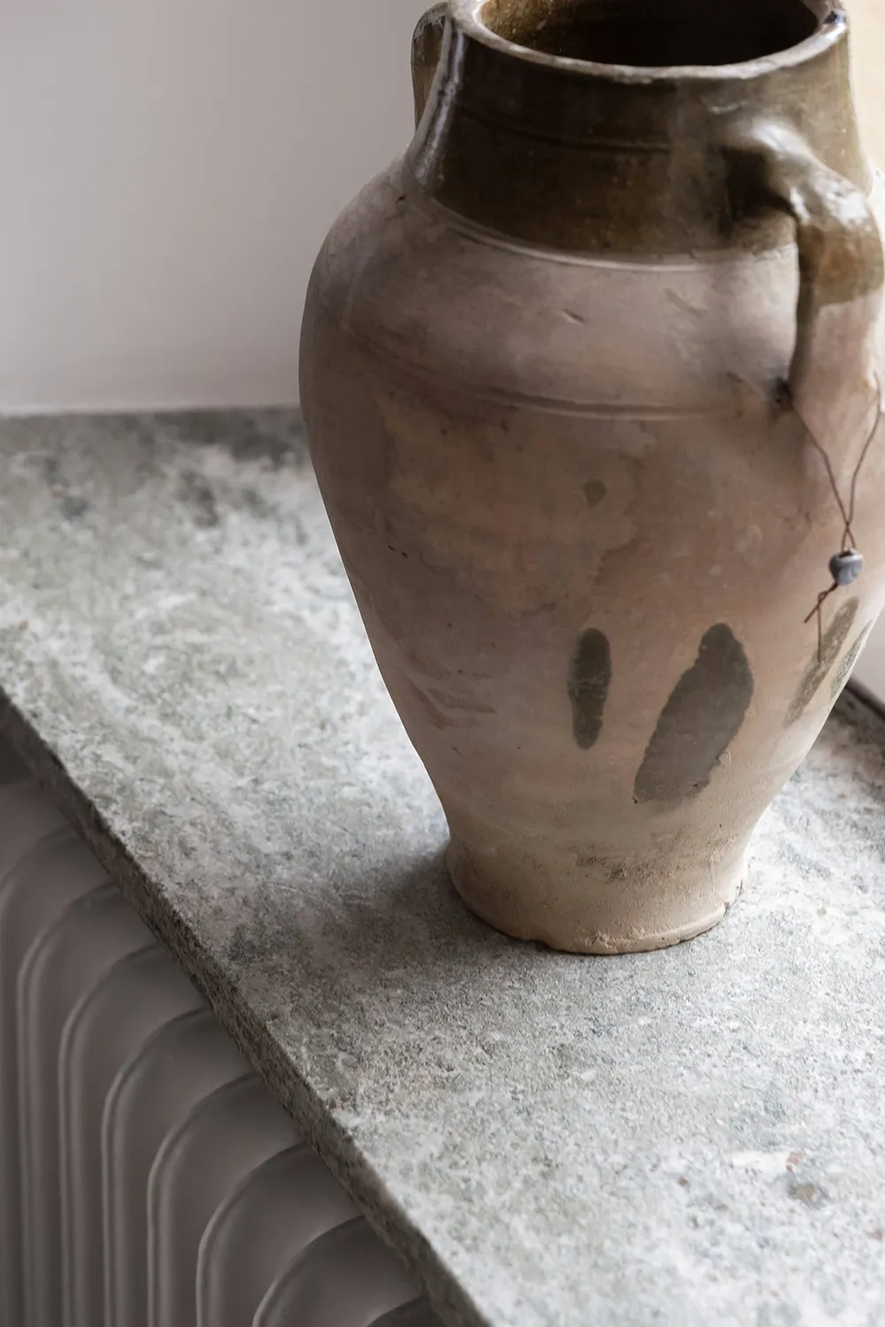 Interior escandinavo tranquilo con sofá blanco (66 m²) - Gallery image 24