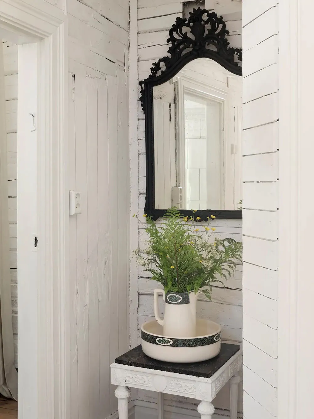 Красивый жёлтый коттедж 19-века с голубой дверью в Швеции - Gallery image 14