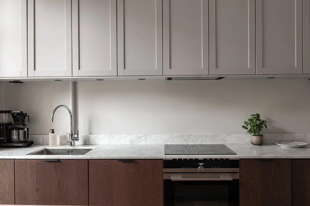 Interior escandinavo tranquilo con sofá blanco (66 m²) - Gallery image 14