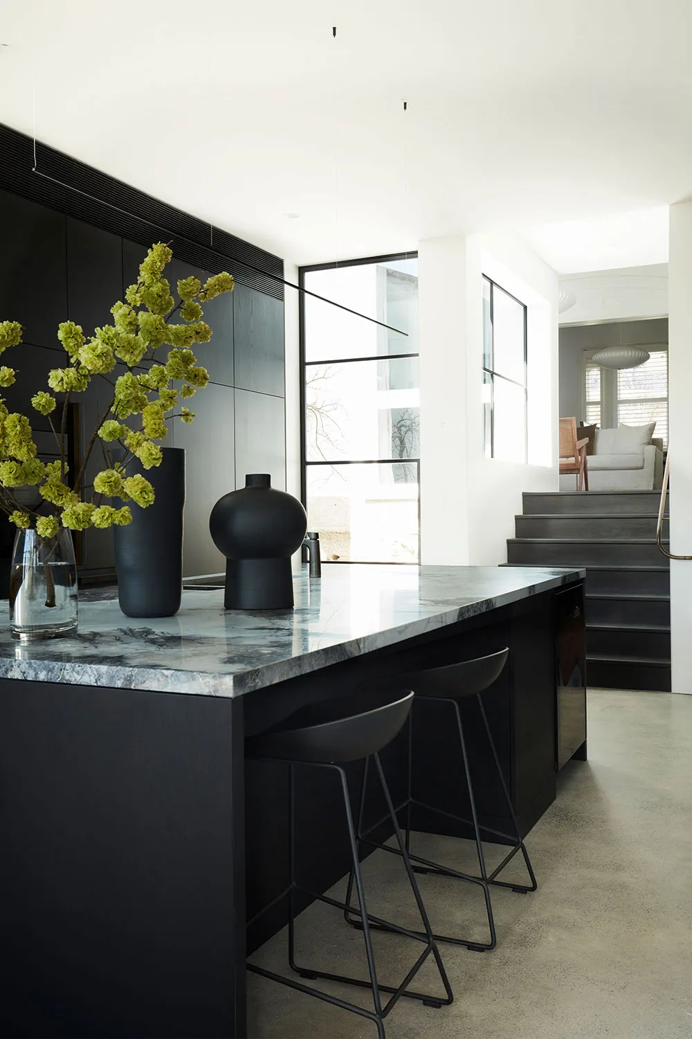 Estilosos interiores blanco y negro en casa histórica de Sídney - Gallery image 12