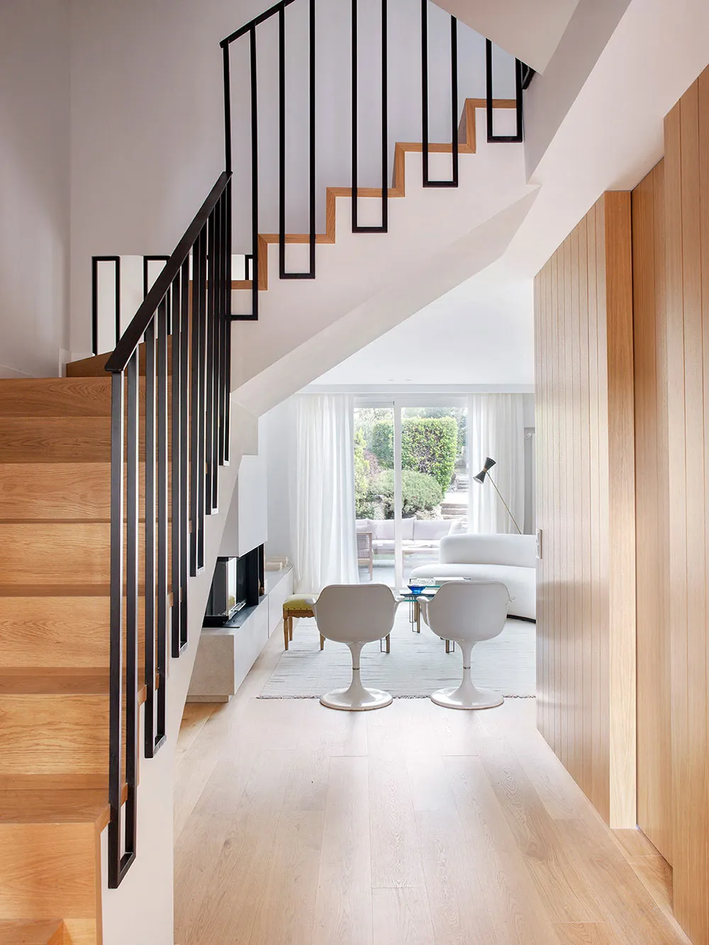 Actualización agradable de un townhouse obsoleto en las afueras de Madrid - Gallery image 1