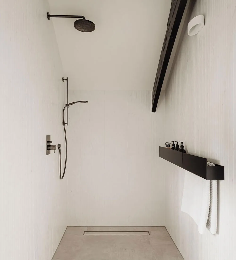 History and modernity in a rural cottage in the Netherlands - Gallery image 22