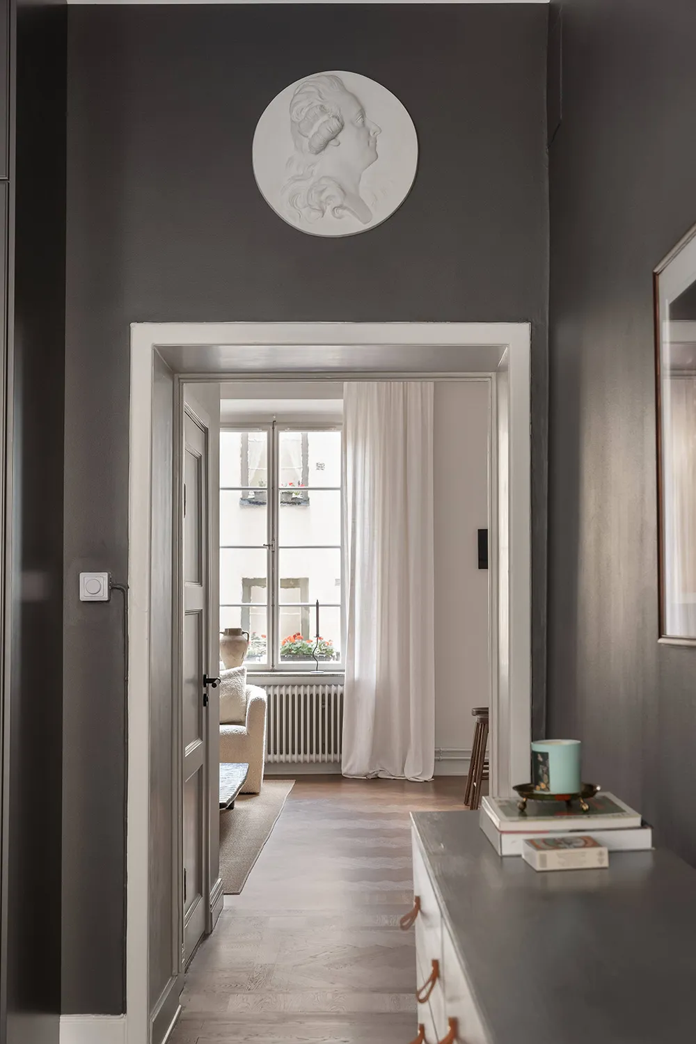 Interior escandinavo tranquilo con sofá blanco (66 m²) - Gallery image 26