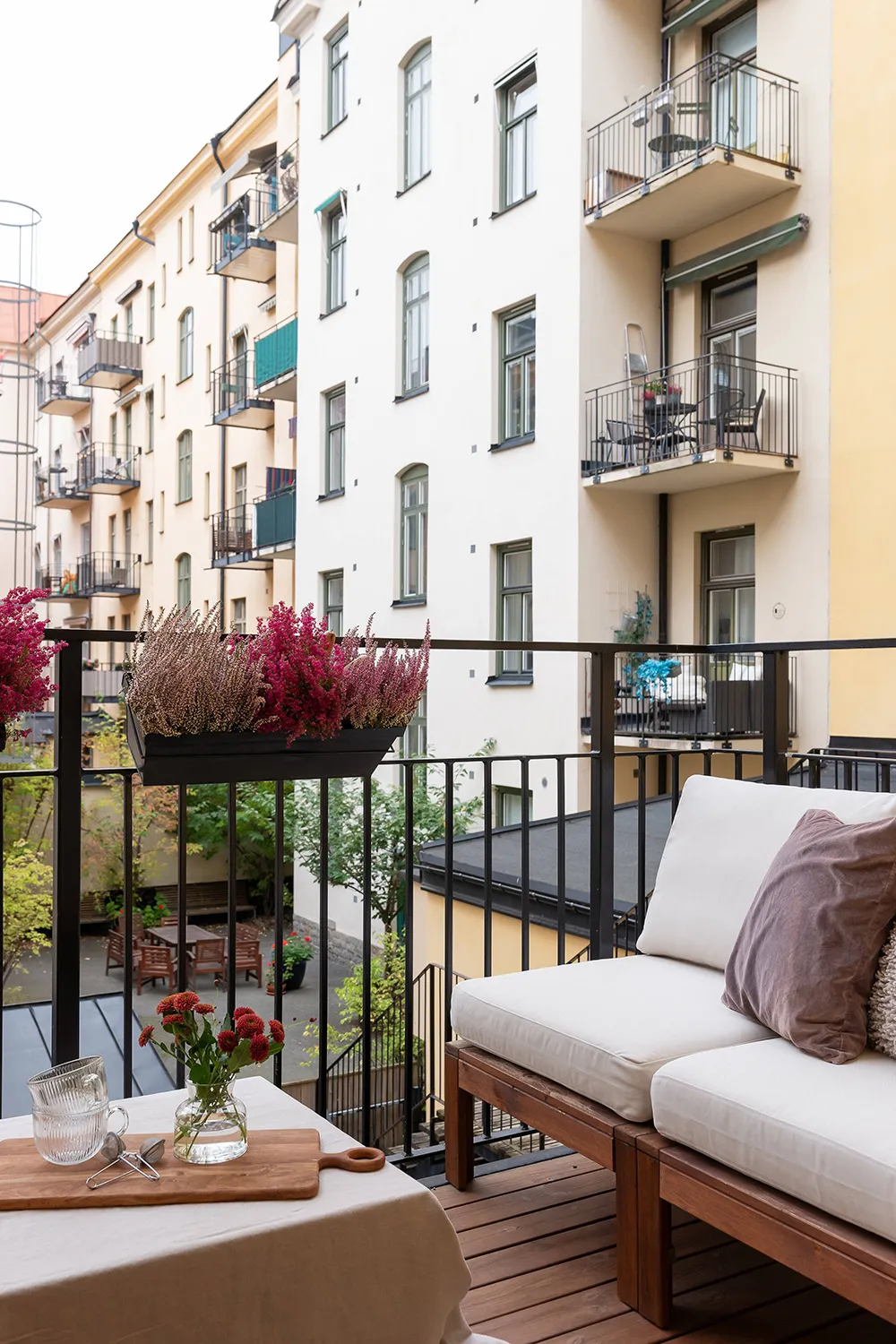 Interior escandinavo tranquilo con sofá blanco (66 m²) - Gallery image 13