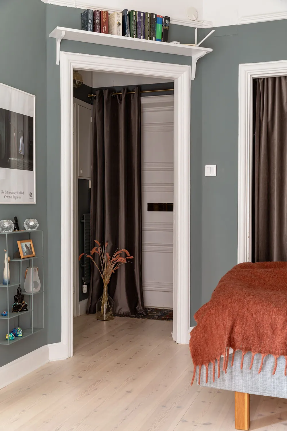 Śmiałe kolory i jesienne nastrój: mały mieszkanie w Sztokholmie (32 m²) - Gallery image 21