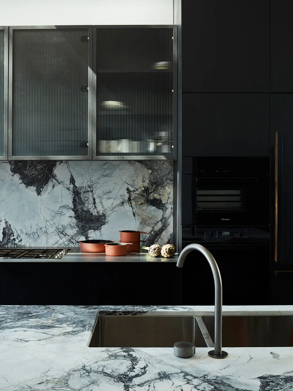 Estilosos interiores blanco y negro en casa histórica de Sídney - Gallery image 8