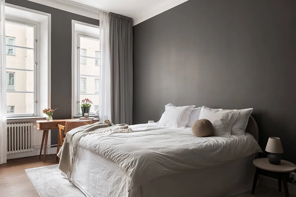 Interior escandinavo tranquilo con sofá blanco (66 m²) - Gallery image 16