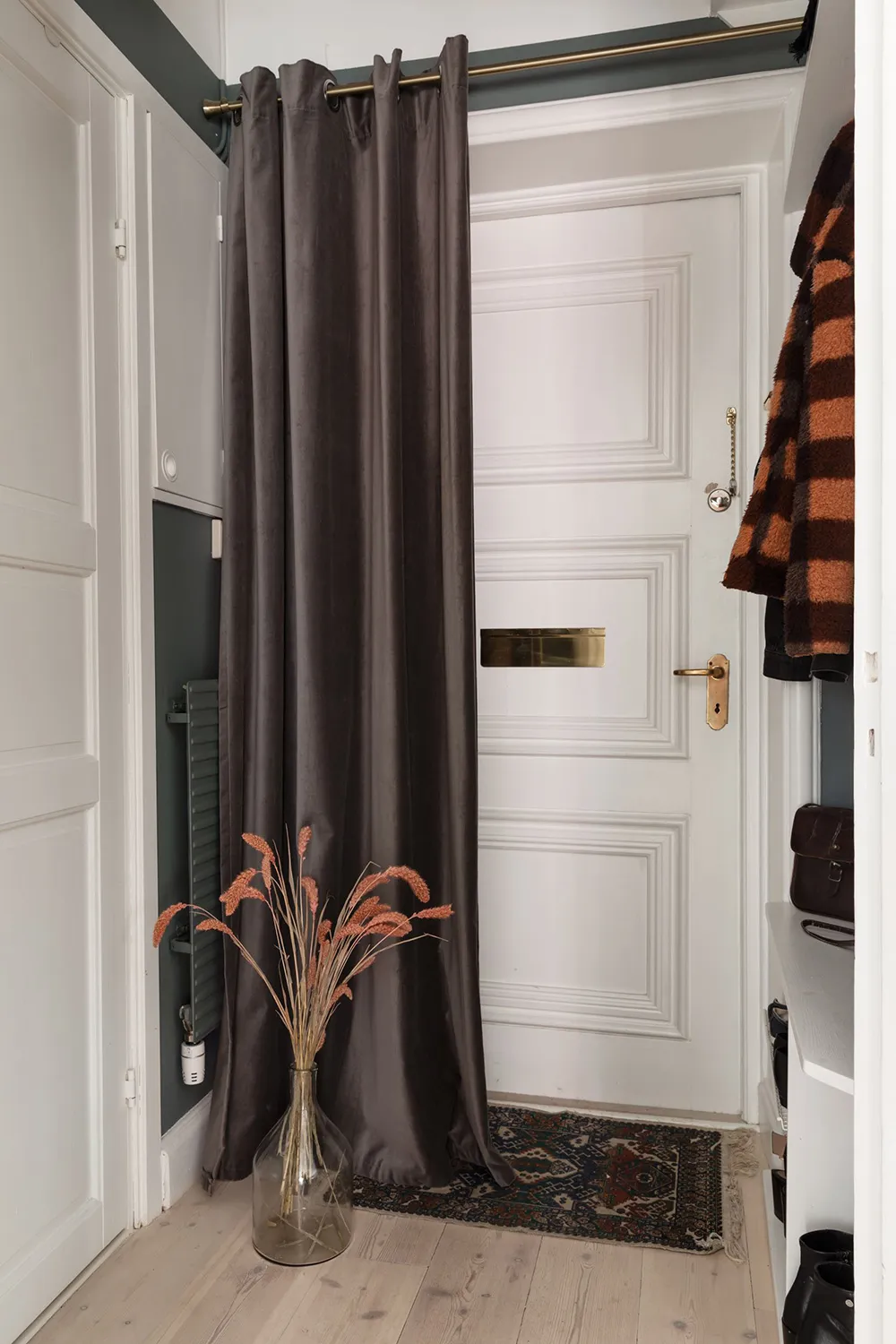 Śmiałe kolory i jesienne nastrój: mały mieszkanie w Sztokholmie (32 m²) - Gallery image 20