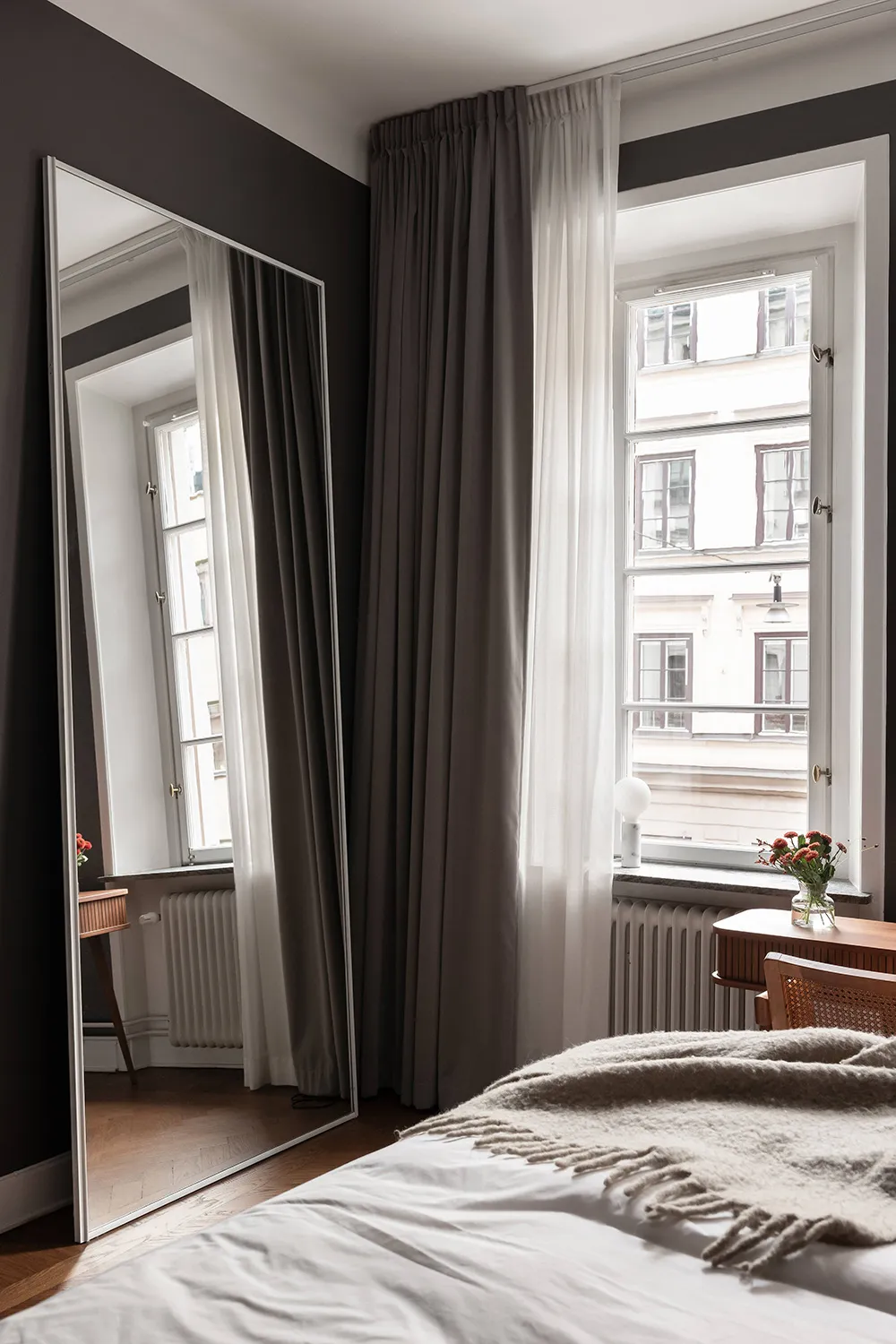 Interior escandinavo tranquilo con sofá blanco (66 m²) - Gallery image 21