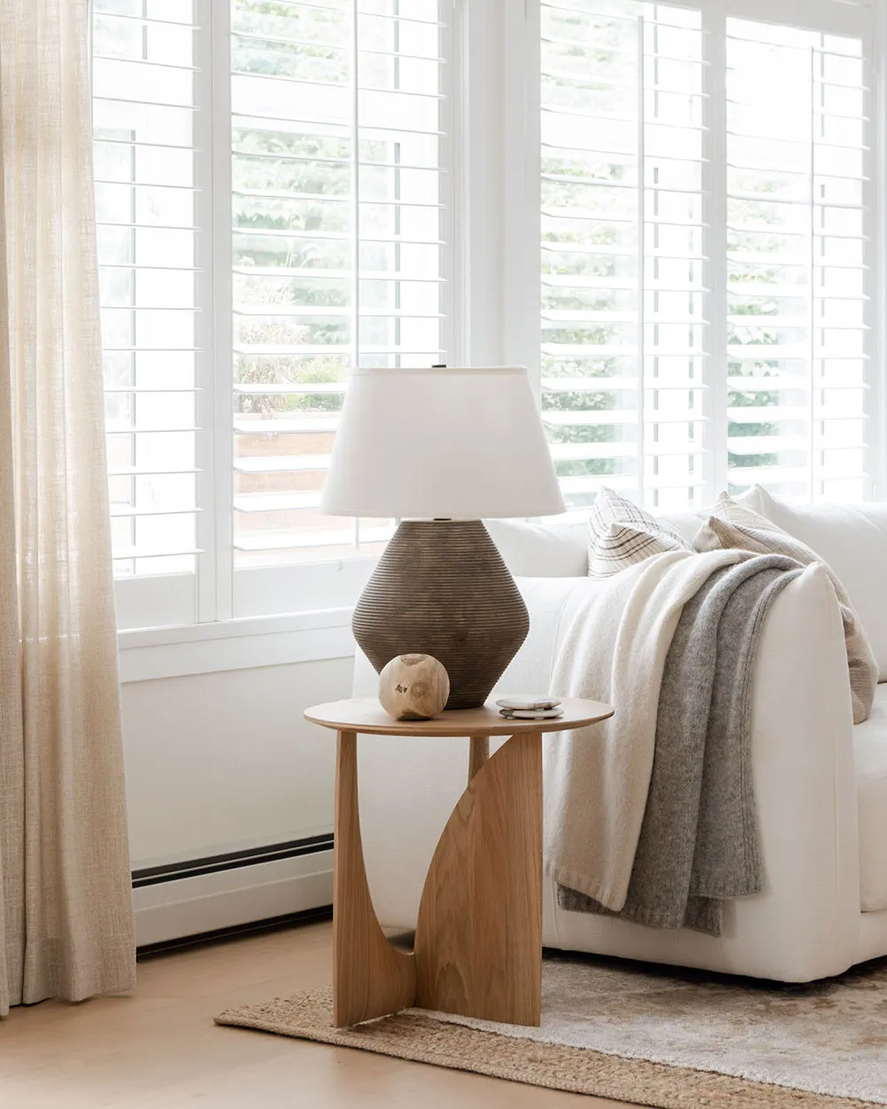 De un espacio aburrido a un acogedor y cálido interior: renovación de la sala de estar en Canadá - Gallery image 3