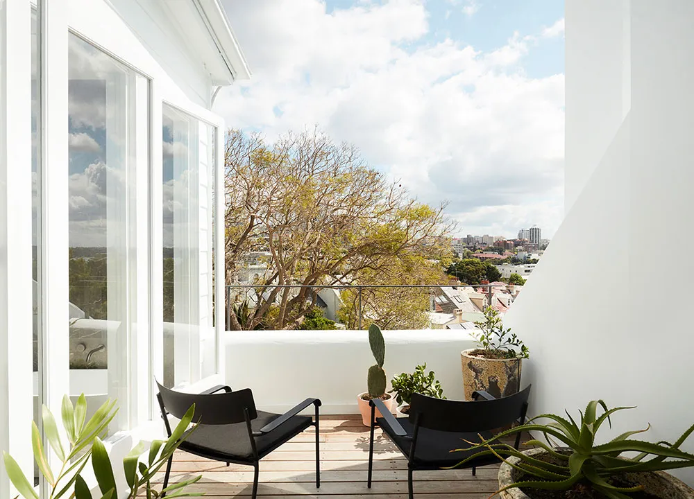 Estilosos interiores blanco y negro en casa histórica de Sídney - Gallery image 13