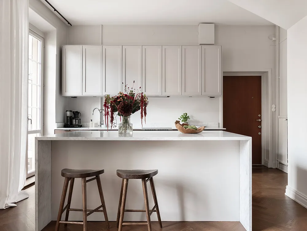 Interior escandinavo tranquilo con sofá blanco (66 m²) - Gallery image 4