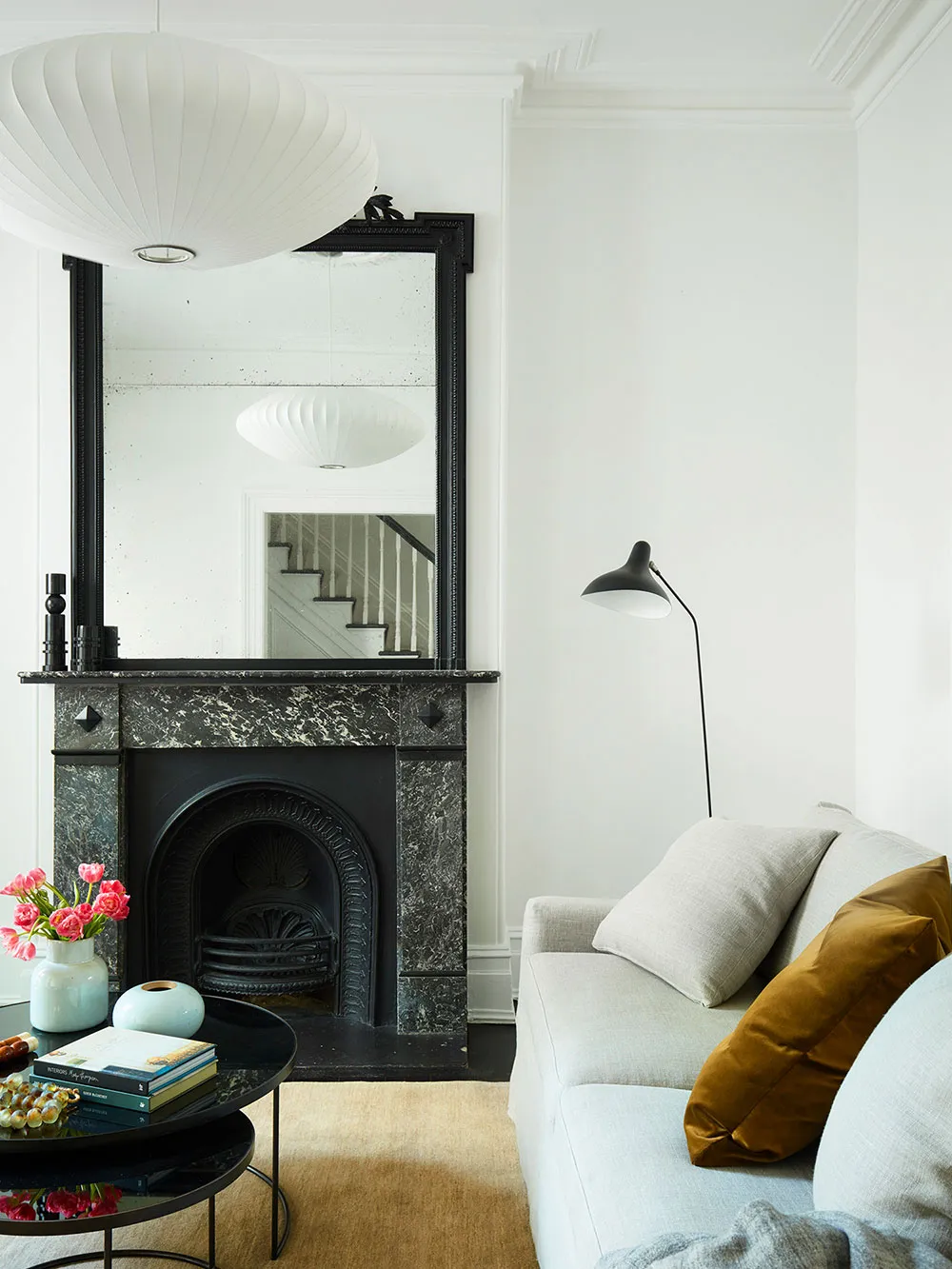 Estilosos interiores blanco y negro en casa histórica de Sídney - Gallery image 7