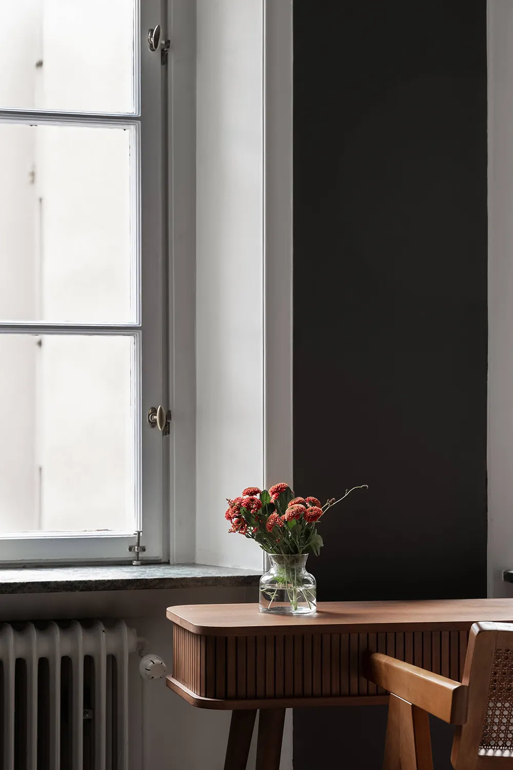 Interior escandinavo tranquilo con sofá blanco (66 m²) - Gallery image 20