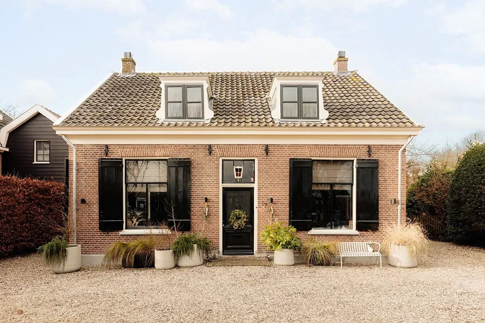History and modernity in a rural cottage in the Netherlands - Gallery image 26