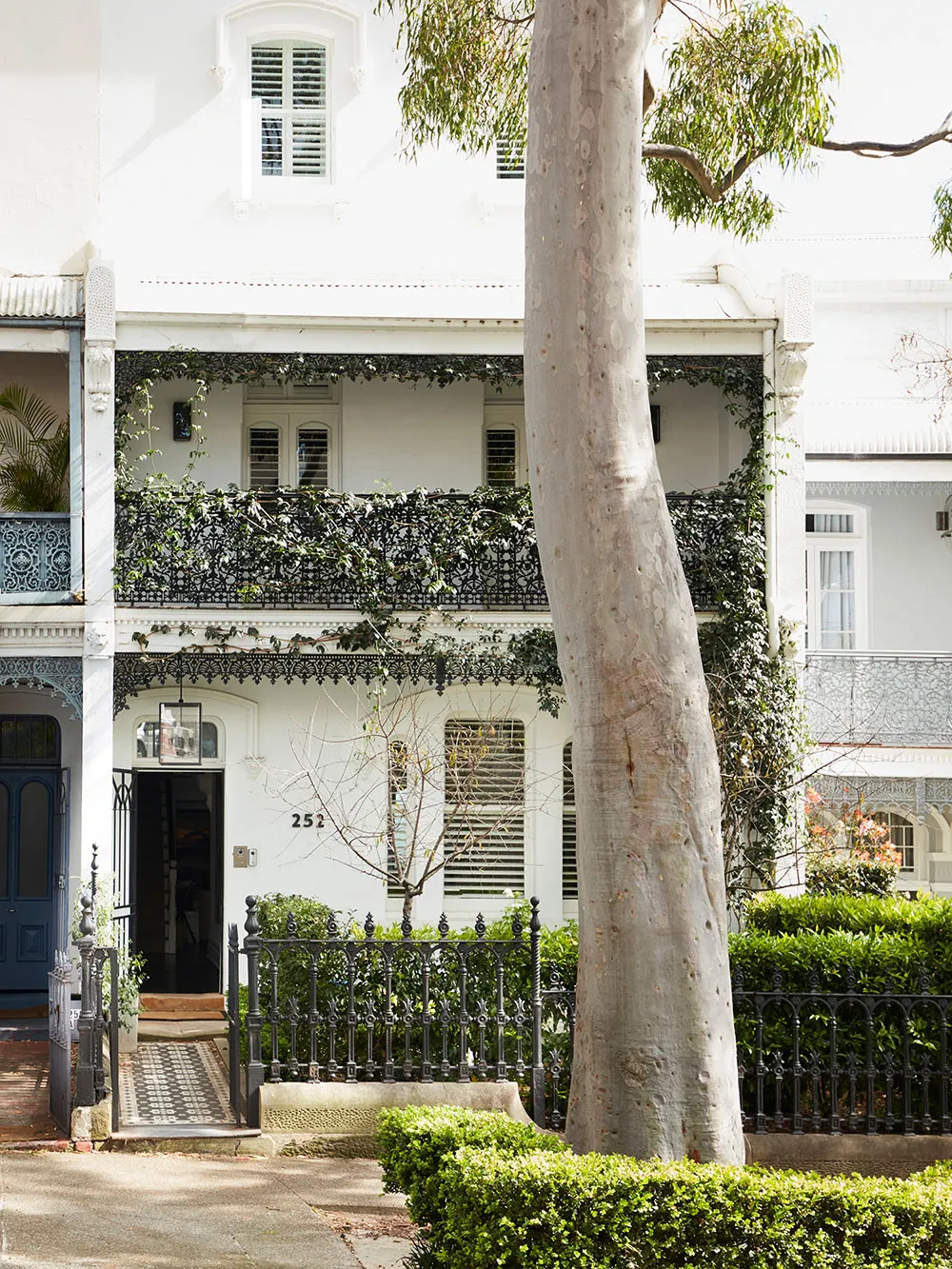Estilosos interiores blanco y negro en casa histórica de Sídney - Gallery image 1