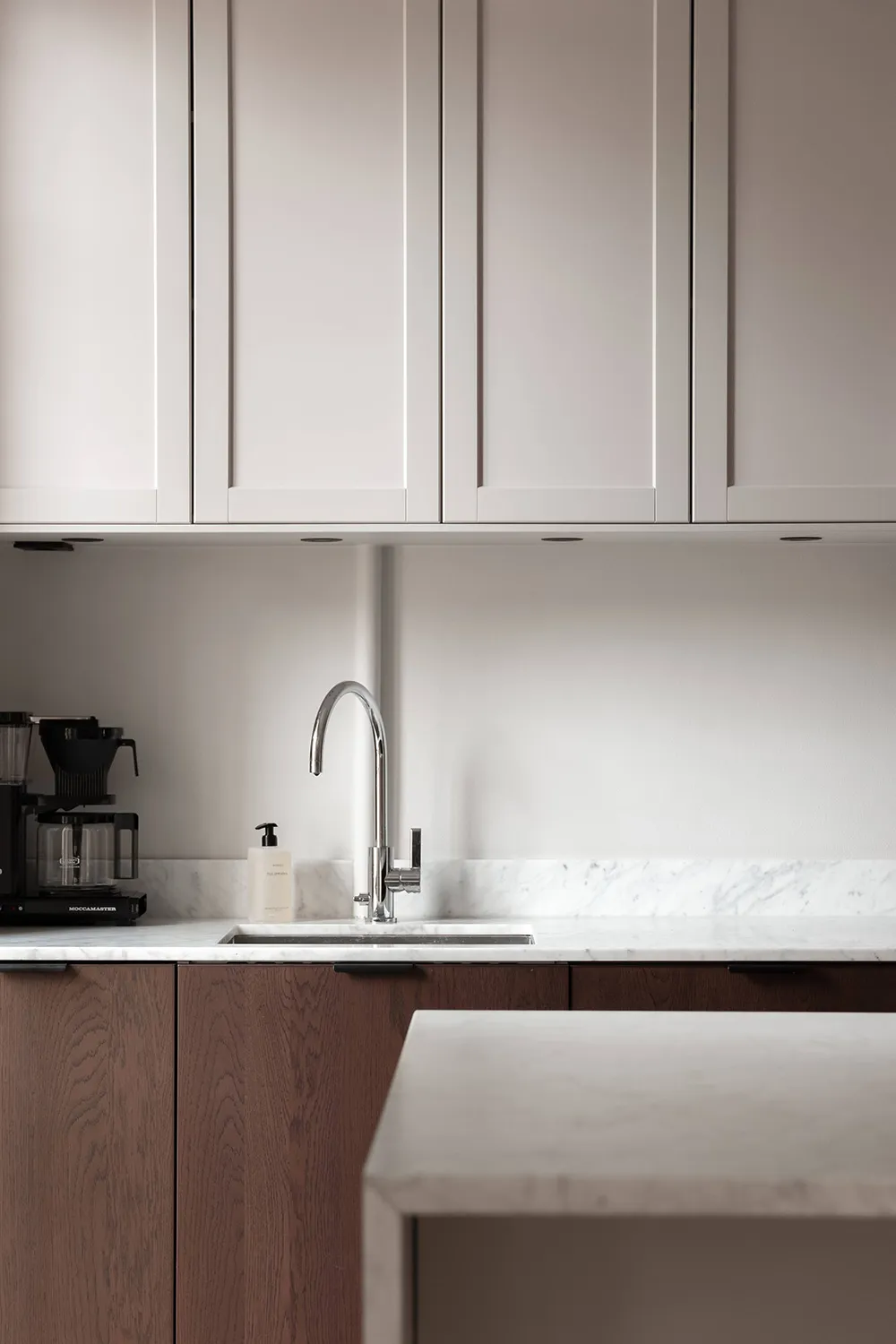 Interior escandinavo tranquilo con sofá blanco (66 m²) - Gallery image 10