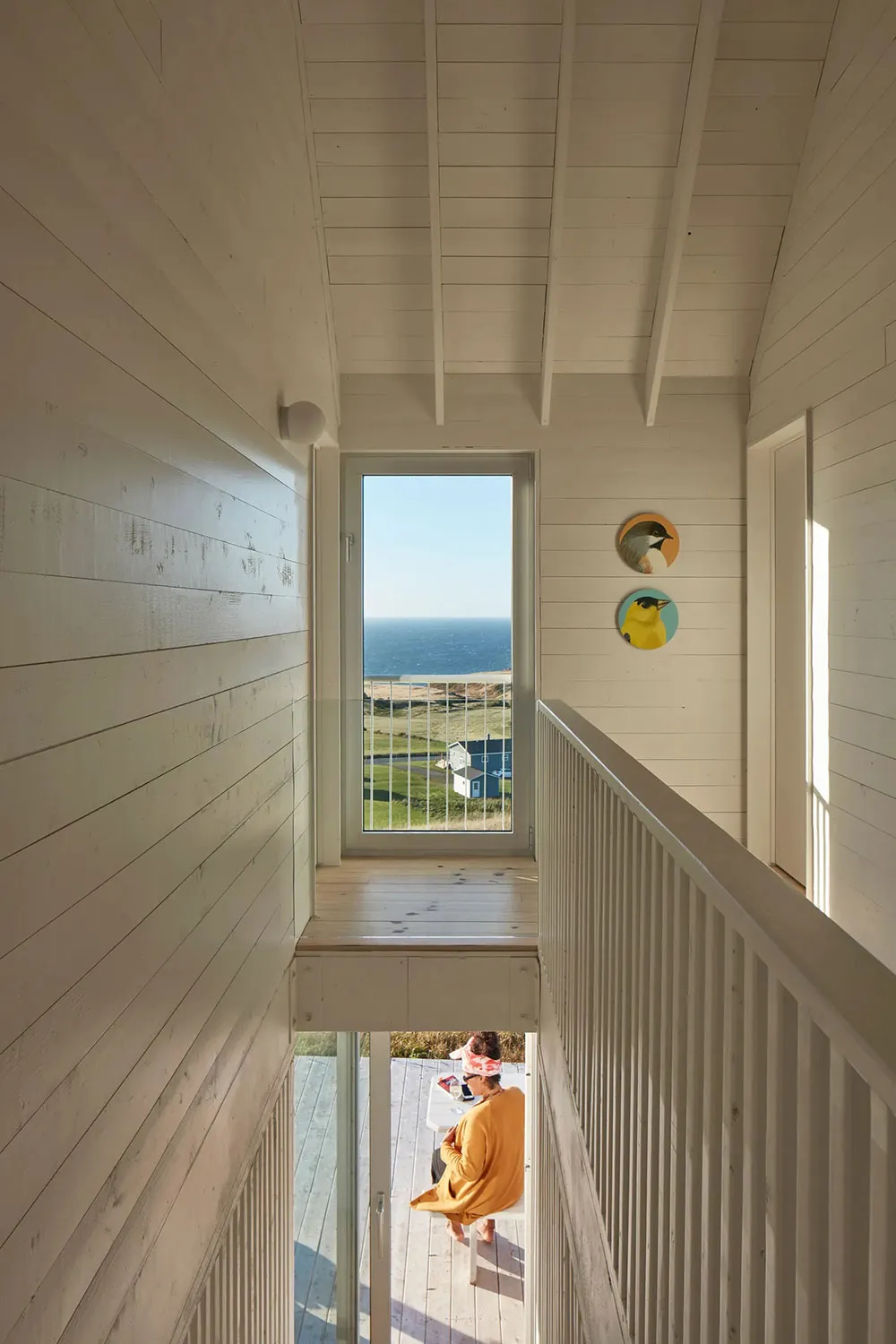 Светлый современный дом отдыха с панорамными видами в Канаде - Gallery image 15