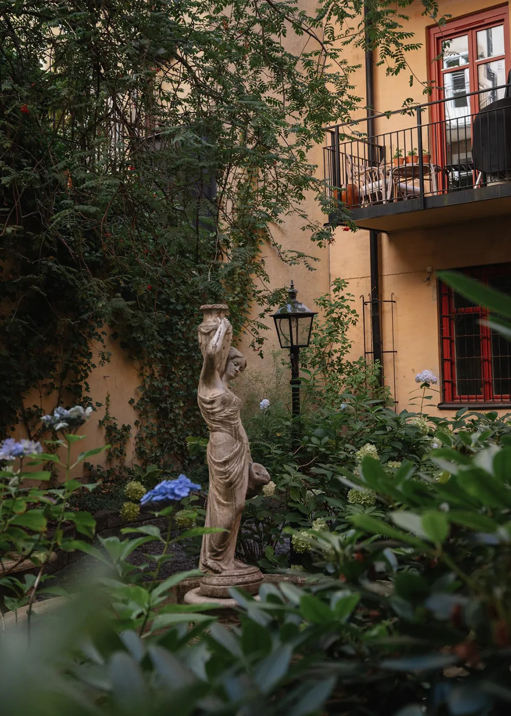 Farbige Wandpapiere: Ein gemütlicher Wohnraum in Stockholm (71 qm) - Gallery image 14