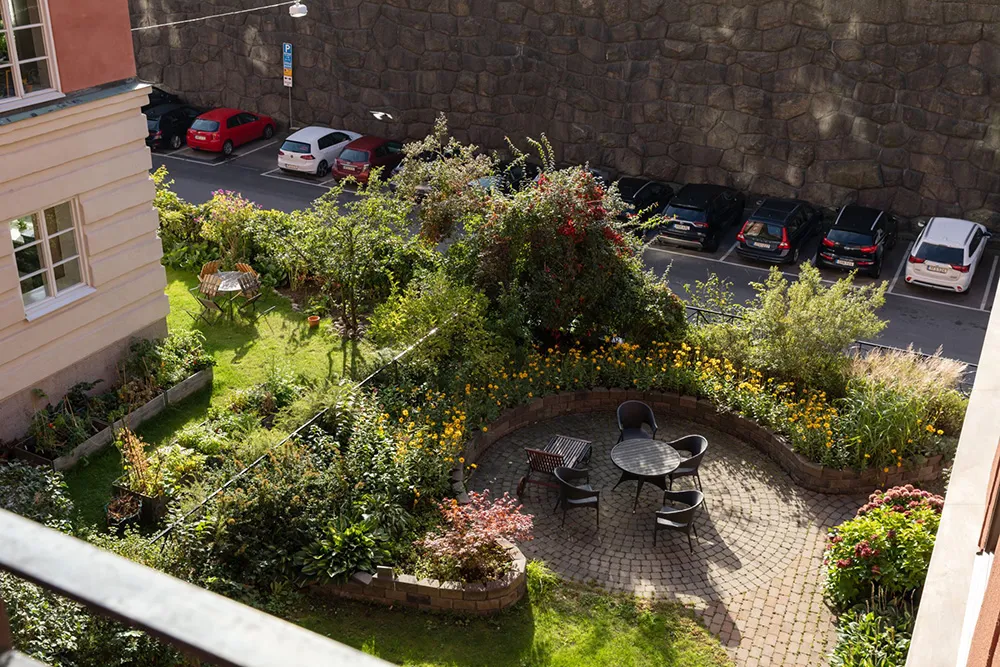 Śmiałe kolory i jesienne nastrój: mały mieszkanie w Sztokholmie (32 m²) - Gallery image 3