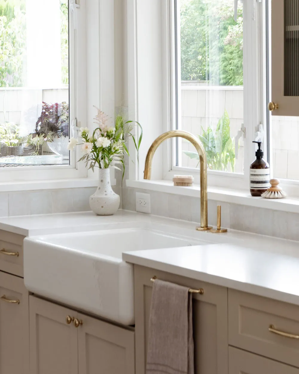 De un espacio aburrido a un acogedor y cálido interior: renovación de la sala de estar en Canadá - Gallery image 9