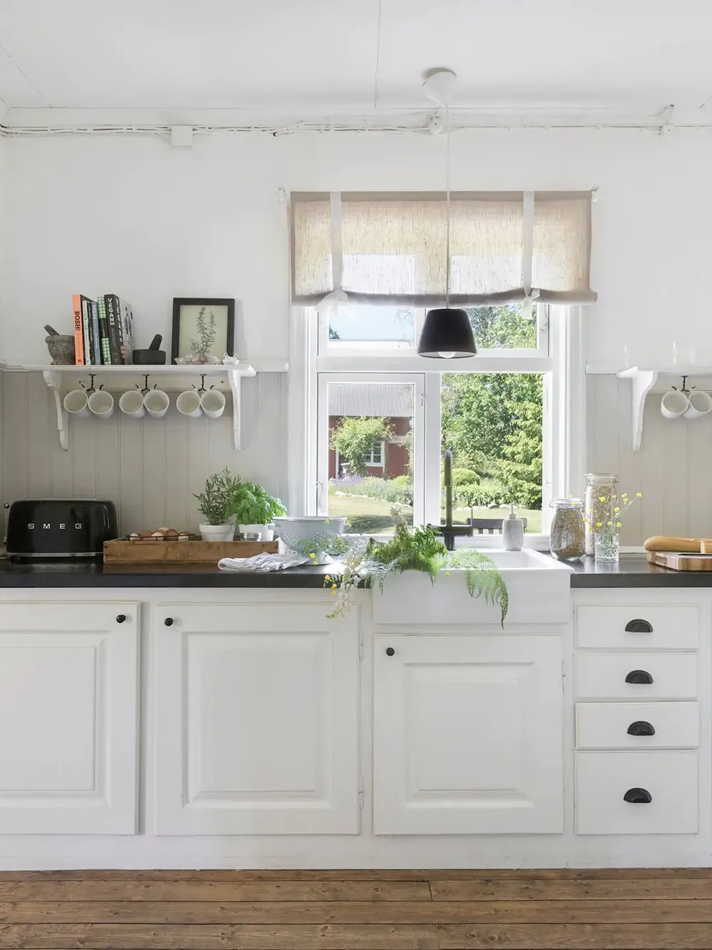 Красивый жёлтый коттедж 19-века с голубой дверью в Швеции - Gallery image 5