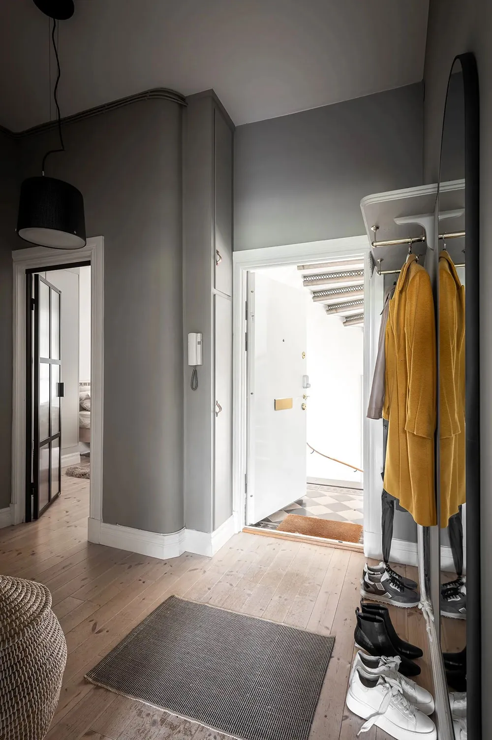 Стильный серый интерьер в Швеции с необычным декором (65 кв. м) - Gallery image 14