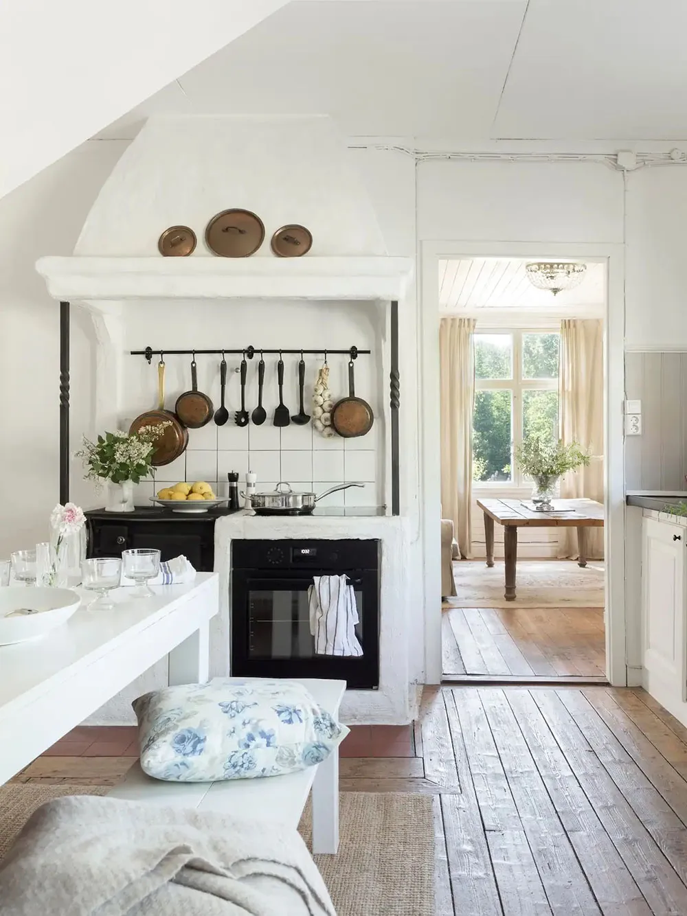 Красивый жёлтый коттедж 19-века с голубой дверью в Швеции - Gallery image 2