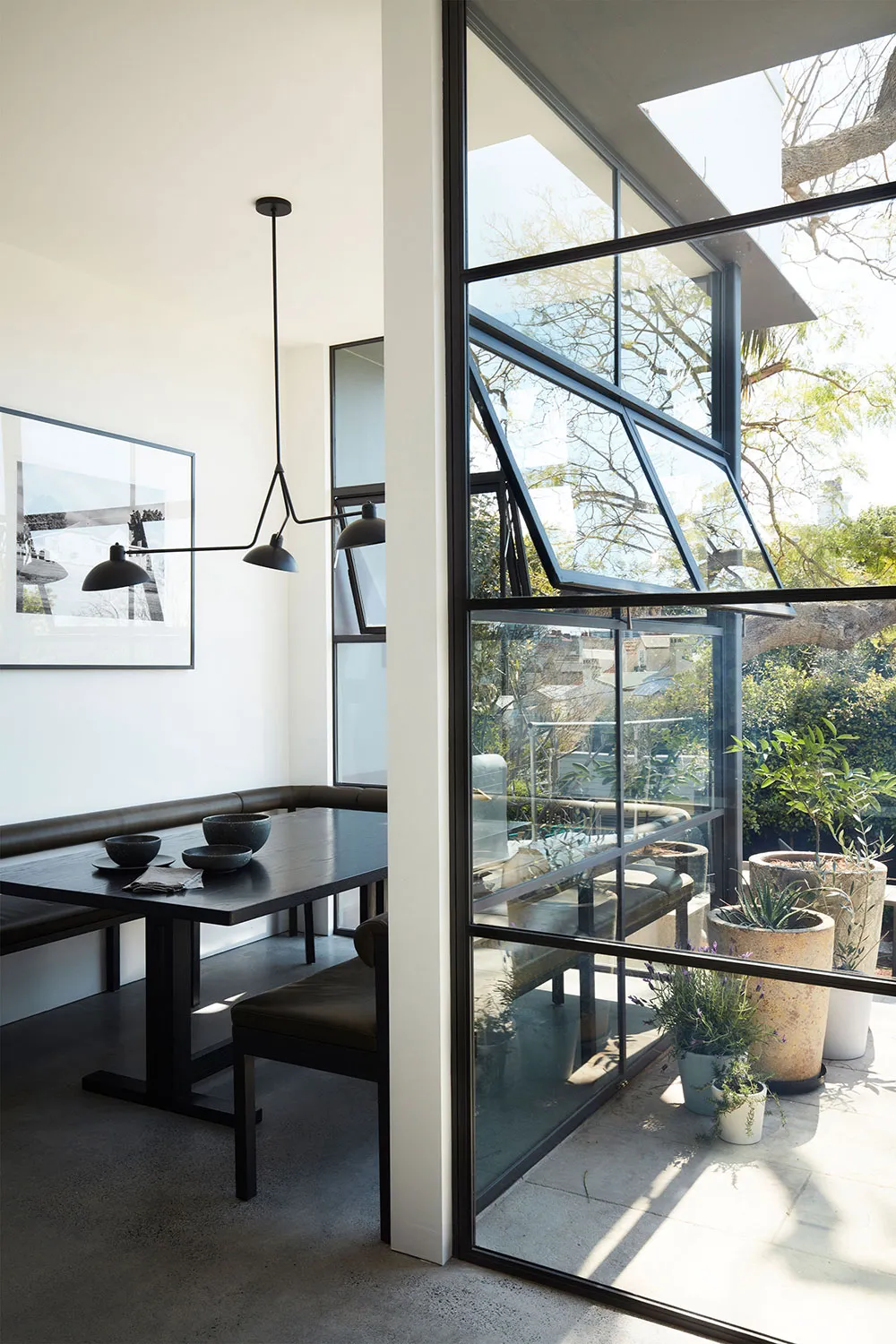 Estilosos interiores blanco y negro en casa histórica de Sídney - Gallery image 4