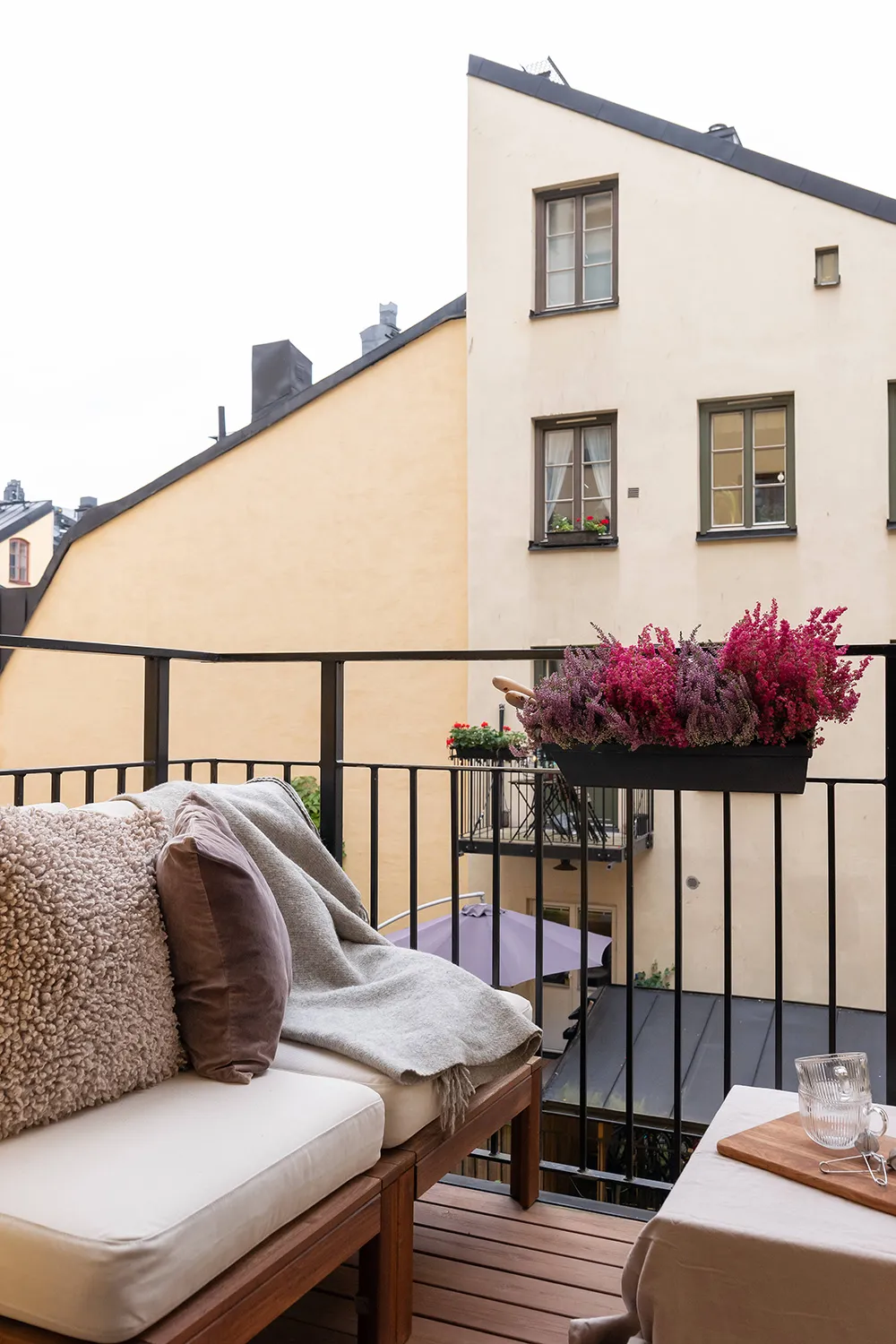 Interior escandinavo tranquilo con sofá blanco (66 m²) - Gallery image 12