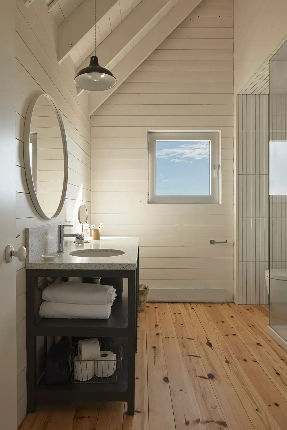 Светлый современный дом отдыха с панорамными видами в Канаде - Gallery image 23