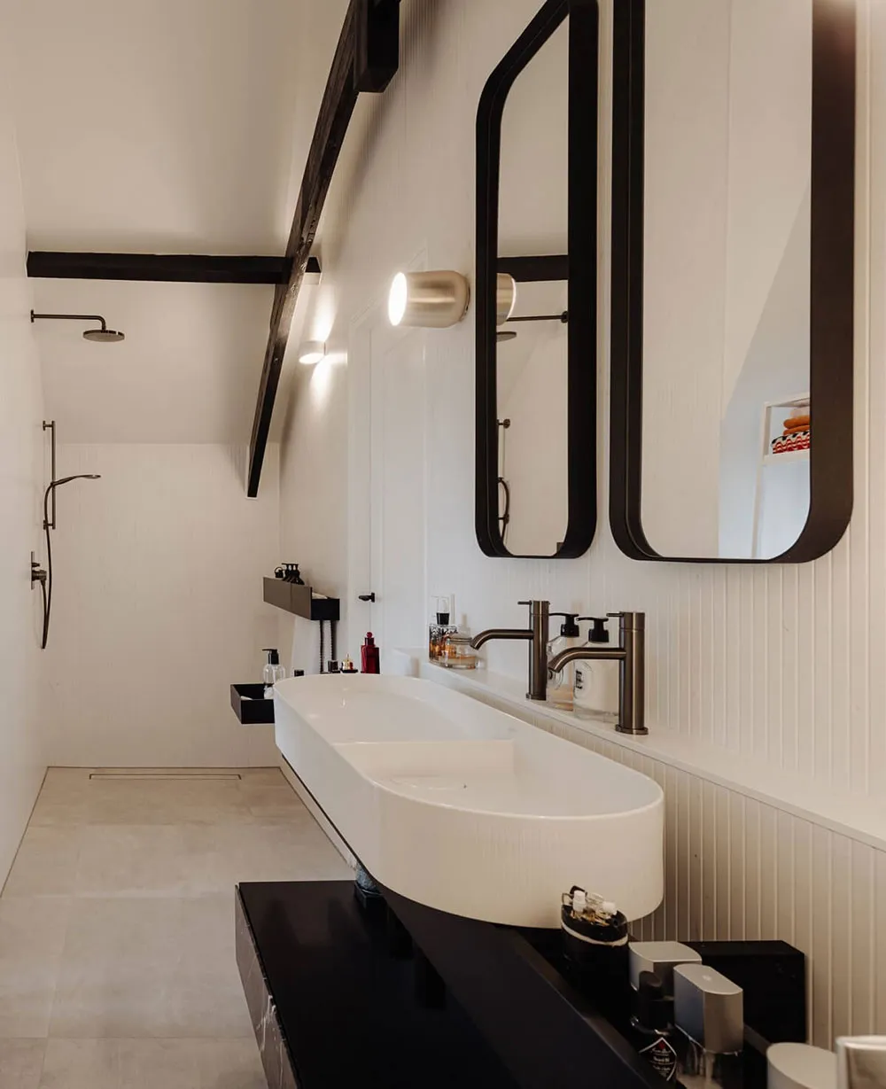 History and modernity in a rural cottage in the Netherlands - Gallery image 21