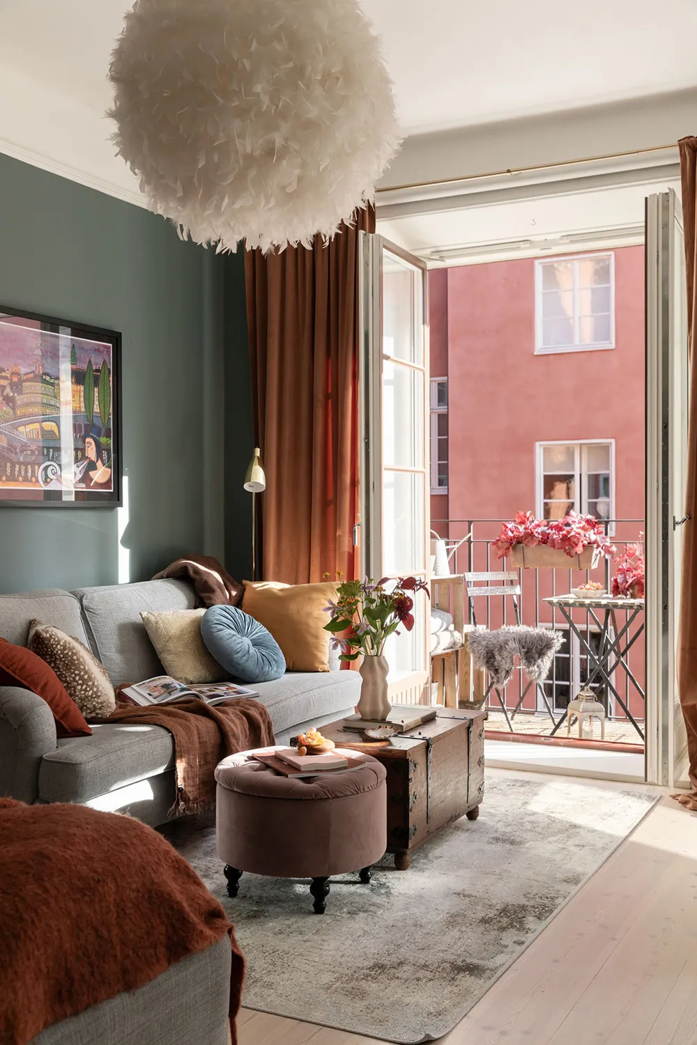 Śmiałe kolory i jesienne nastrój: mały mieszkanie w Sztokholmie (32 m²) - Gallery image 1