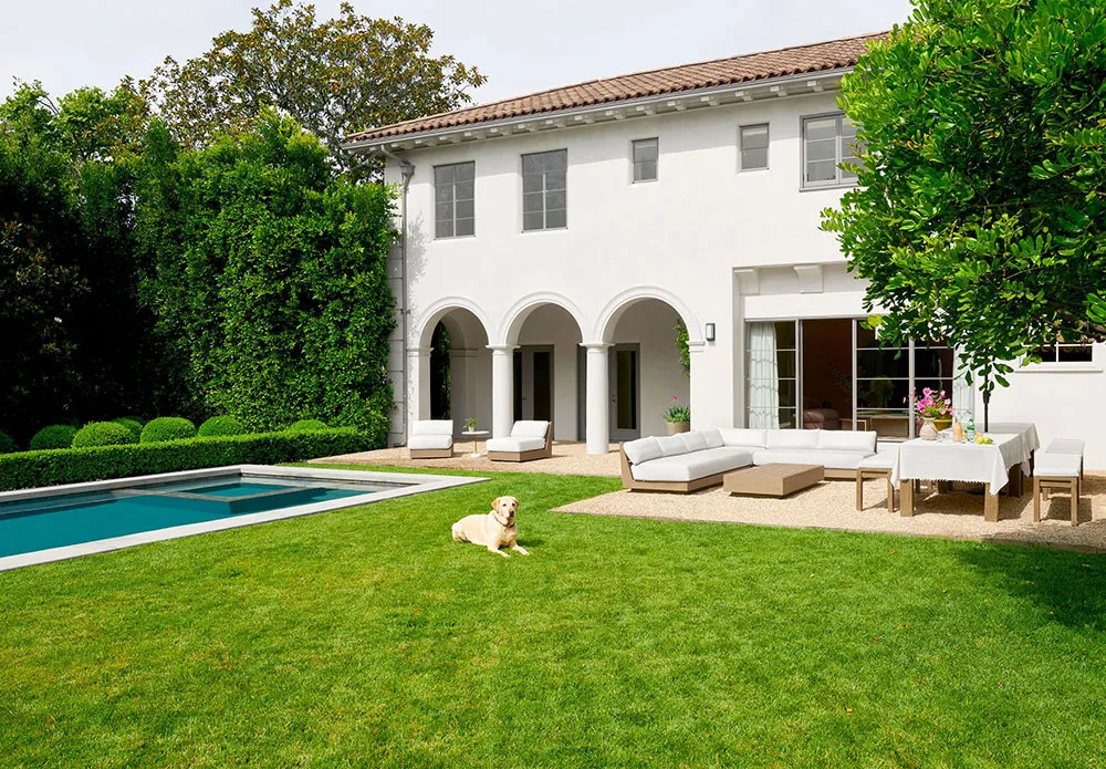 Весняні кольори та нотки гламуру: будинок сім'ї сценариста та режисера в Лос-Анджелесі - Gallery image 13