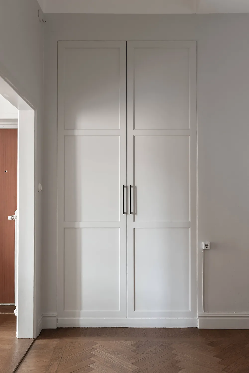 Interior escandinavo tranquilo con sofá blanco (66 m²) - Gallery image 28