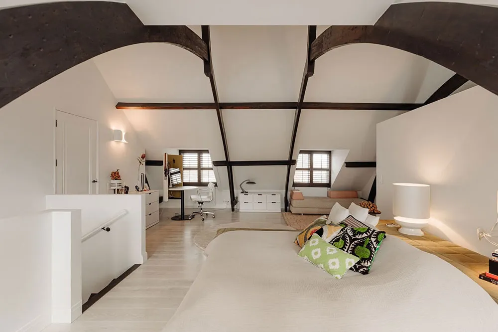 History and modernity in a rural cottage in the Netherlands - Gallery image 19