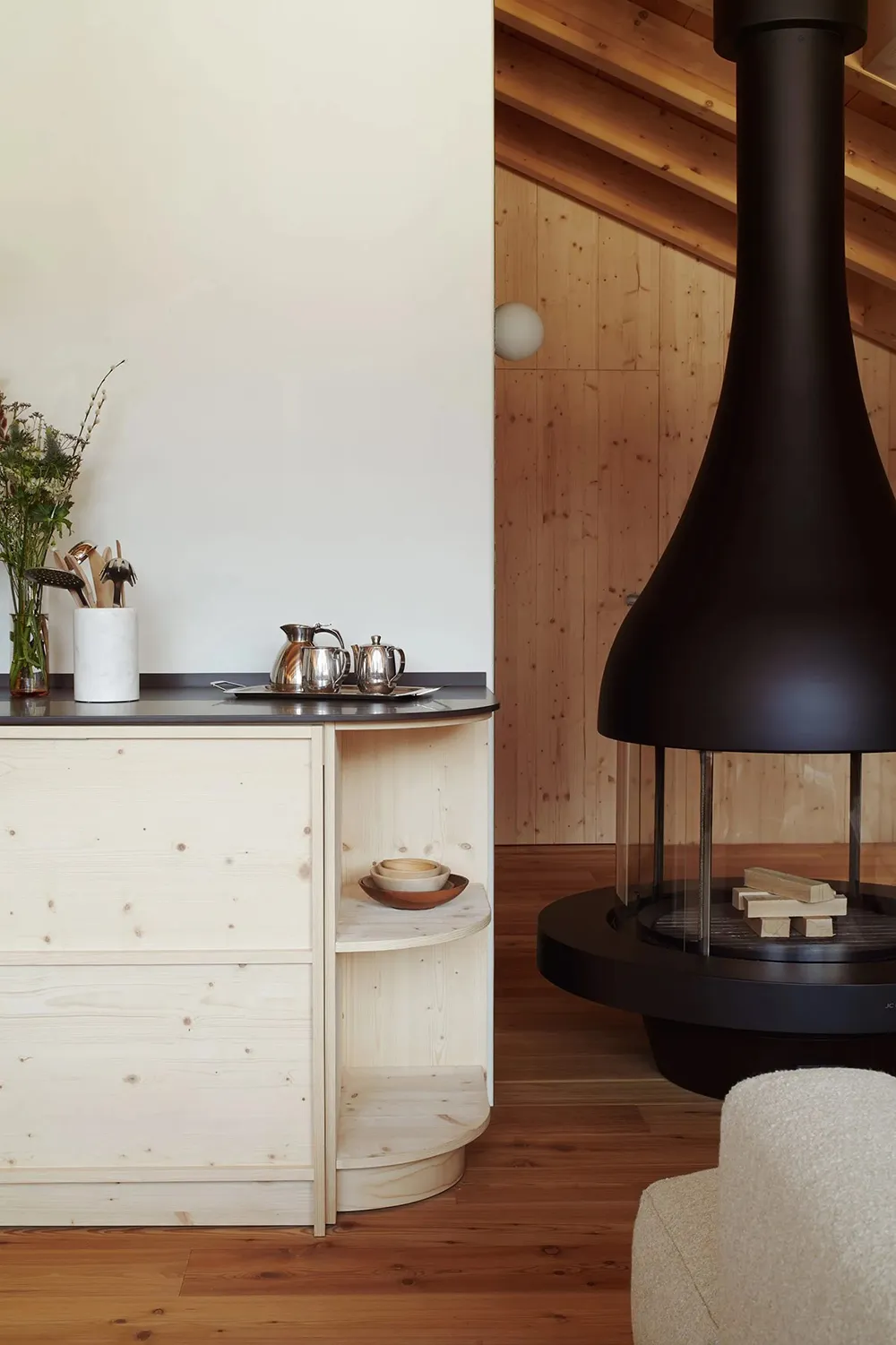 इटली में, अल्प्स पर्वतमाला के पास स्थित एक आरामदायक एवं आधुनिक इनटीरियर। - Gallery image 4