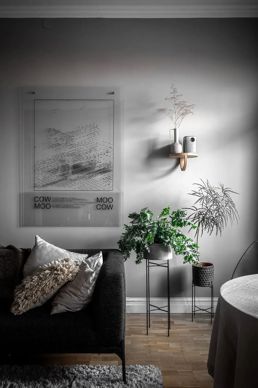 Стильный серый интерьер в Швеции с необычным декором (65 кв. м) - Gallery image 1