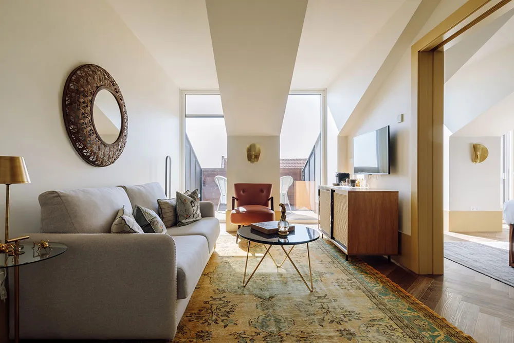 L'âme du voyage et bar de luxe : l'intérieur de l'hôtel The Ivens à Lisbonne - Gallery image 9