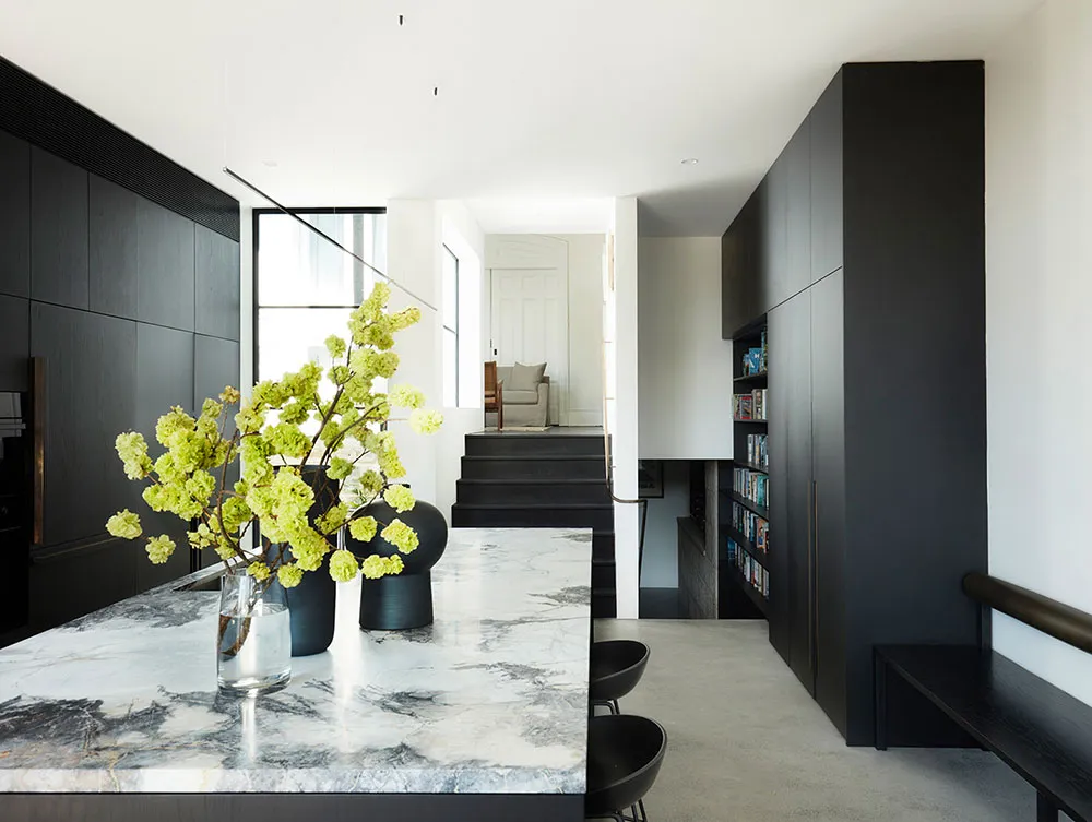 Estilosos interiores blanco y negro en casa histórica de Sídney - Gallery image 6