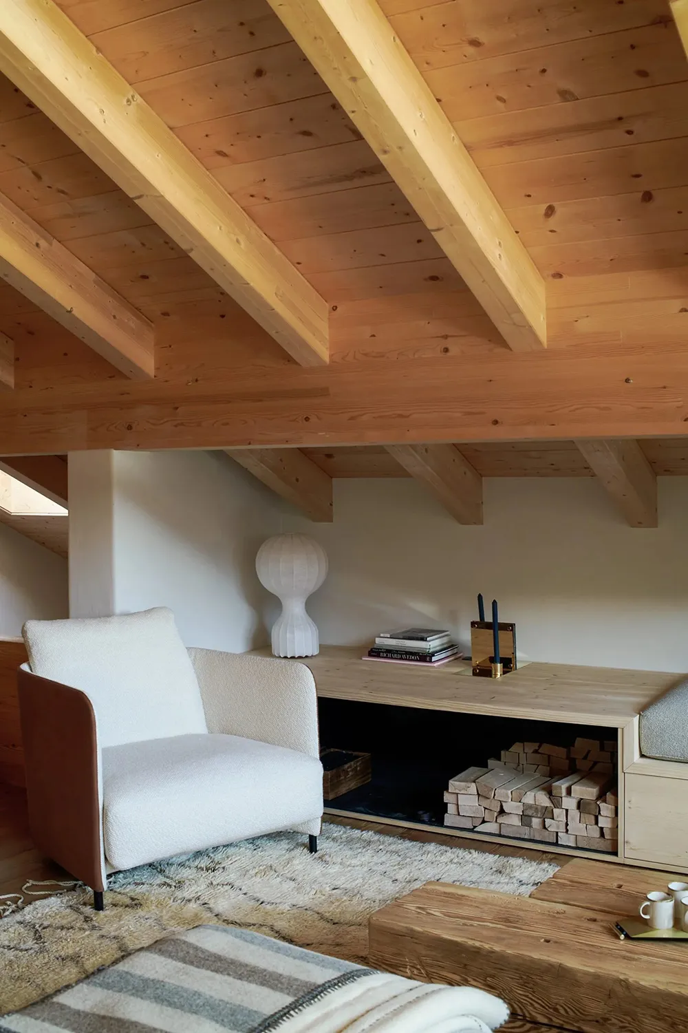 इटली में, अल्प्स पर्वतमाला के पास स्थित एक आरामदायक एवं आधुनिक इनटीरियर। - Gallery image 3