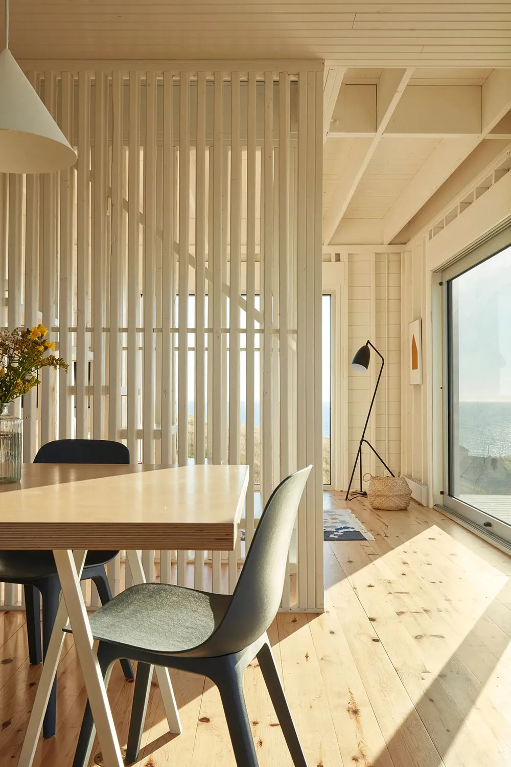 Светлый современный дом отдыха с панорамными видами в Канаде - Gallery image 20