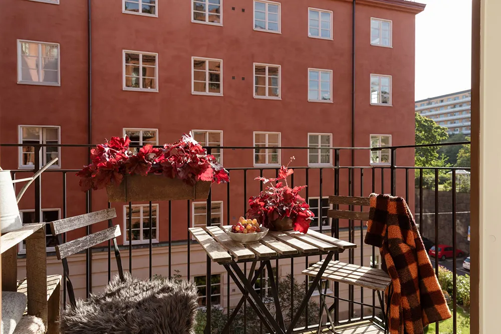 Śmiałe kolory i jesienne nastrój: mały mieszkanie w Sztokholmie (32 m²) - Gallery image 4