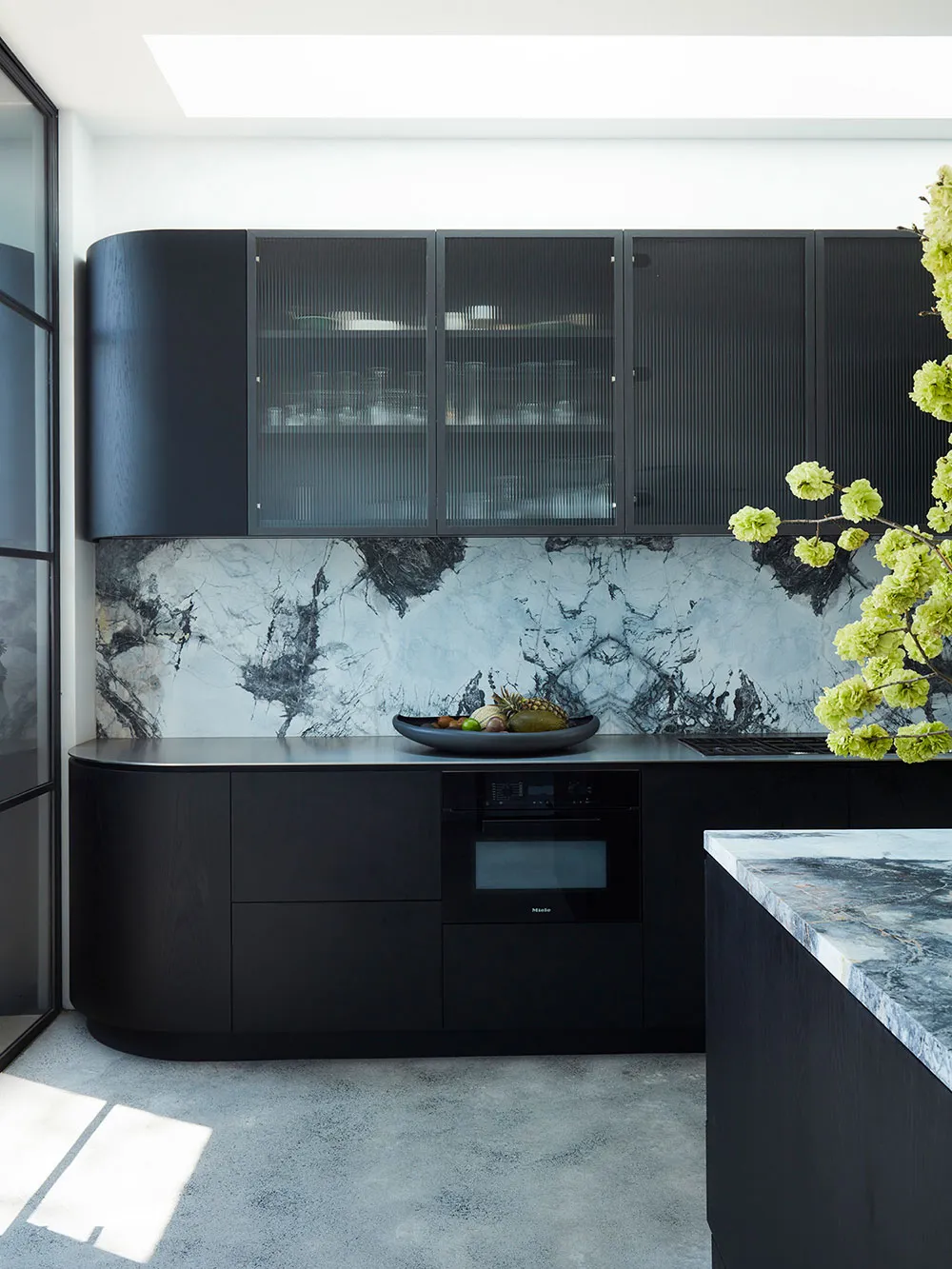 Estilosos interiores blanco y negro en casa histórica de Sídney - Gallery image 10