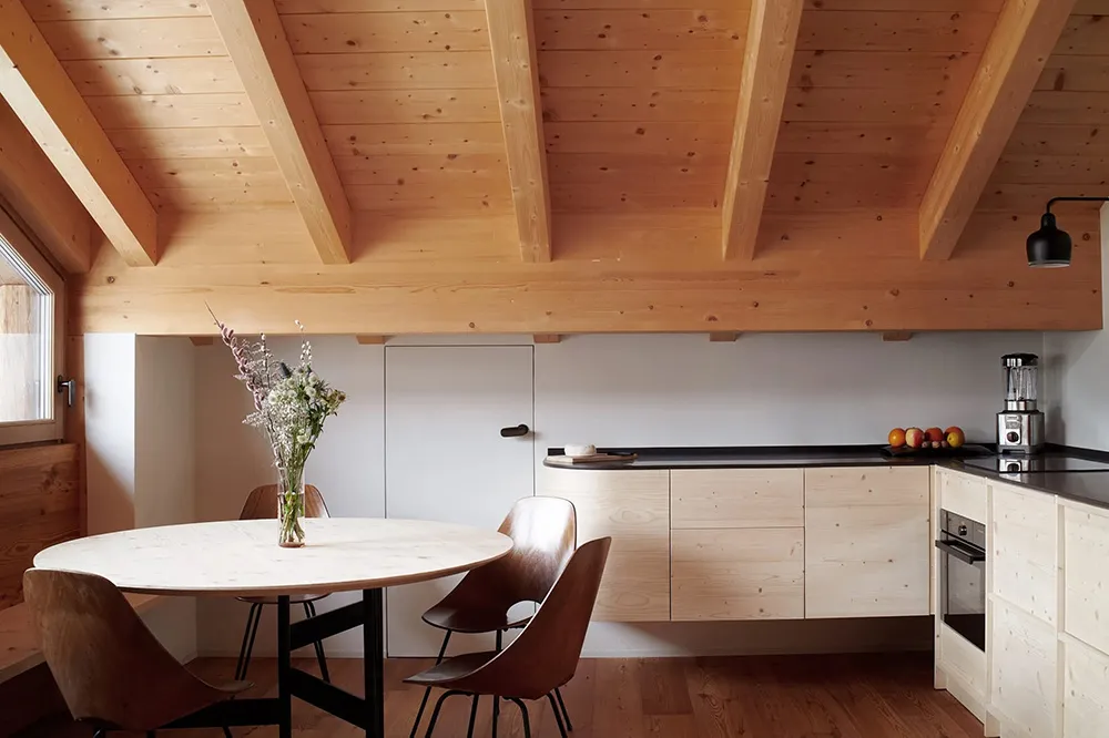 इटली में, अल्प्स पर्वतमाला के पास स्थित एक आरामदायक एवं आधुनिक इनटीरियर। - Gallery image 5