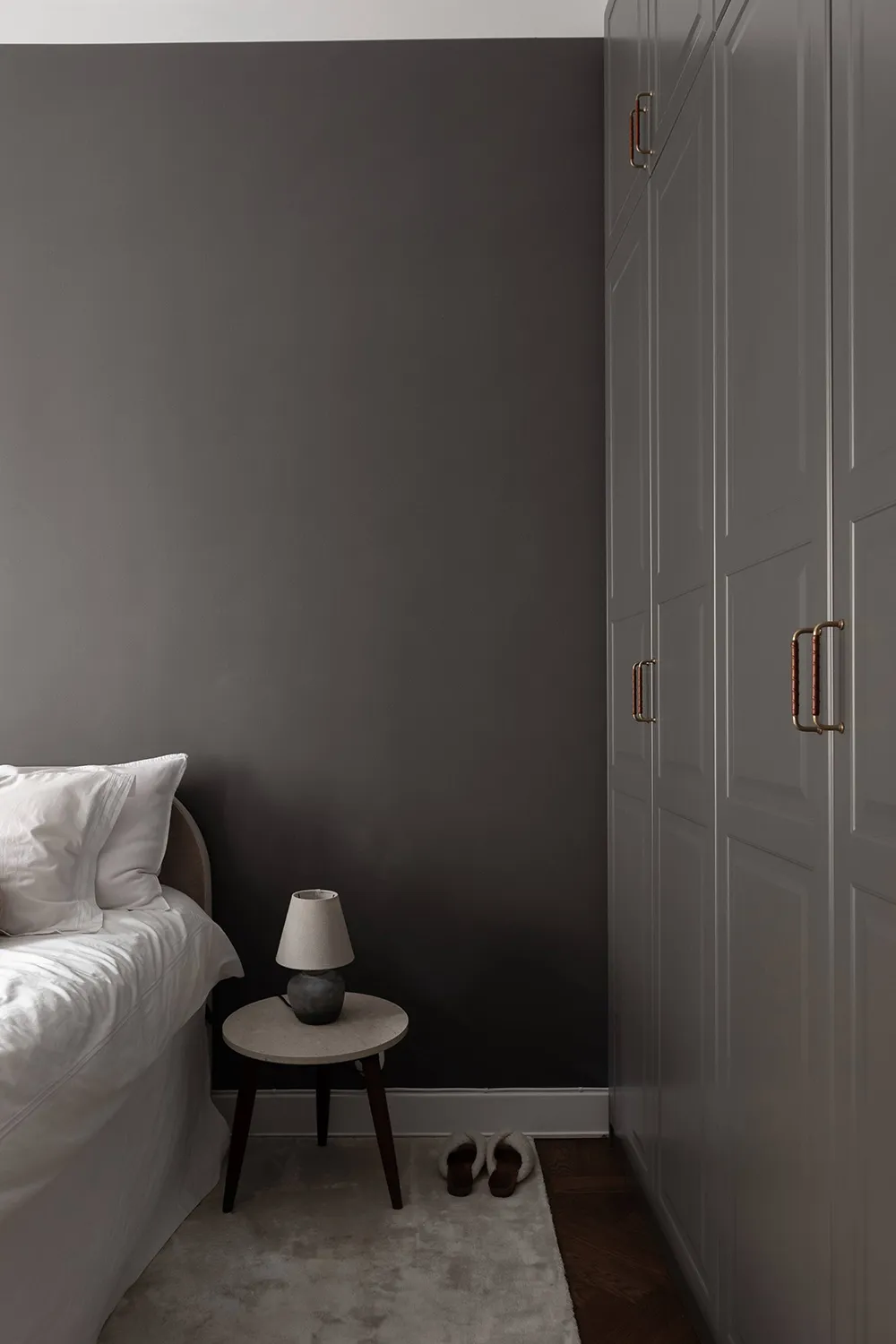 Interior escandinavo tranquilo con sofá blanco (66 m²) - Gallery image 19