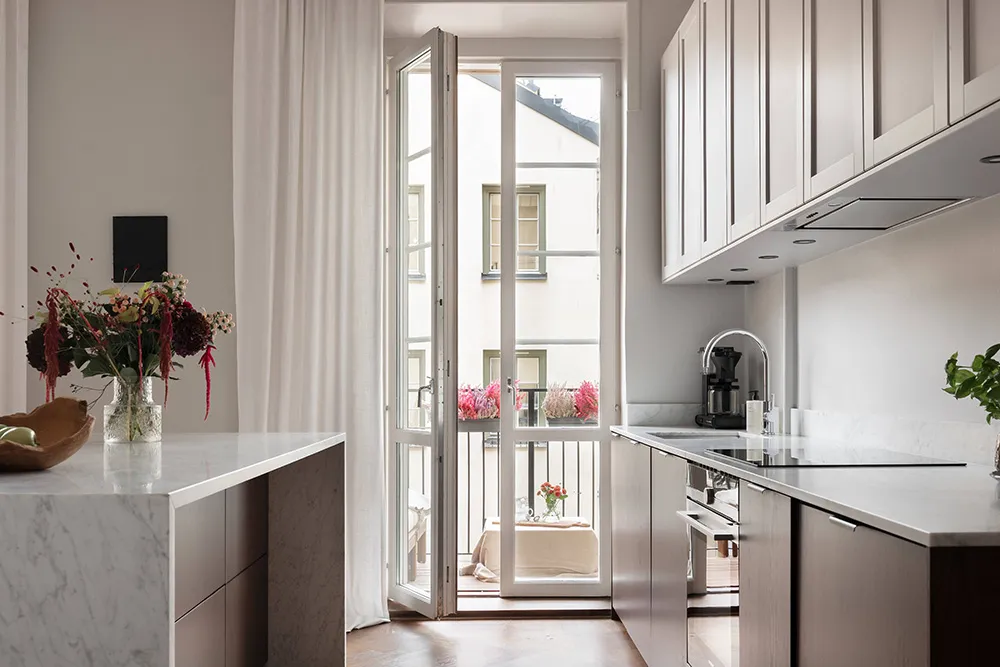 Interior escandinavo tranquilo con sofá blanco (66 m²) - Gallery image 11